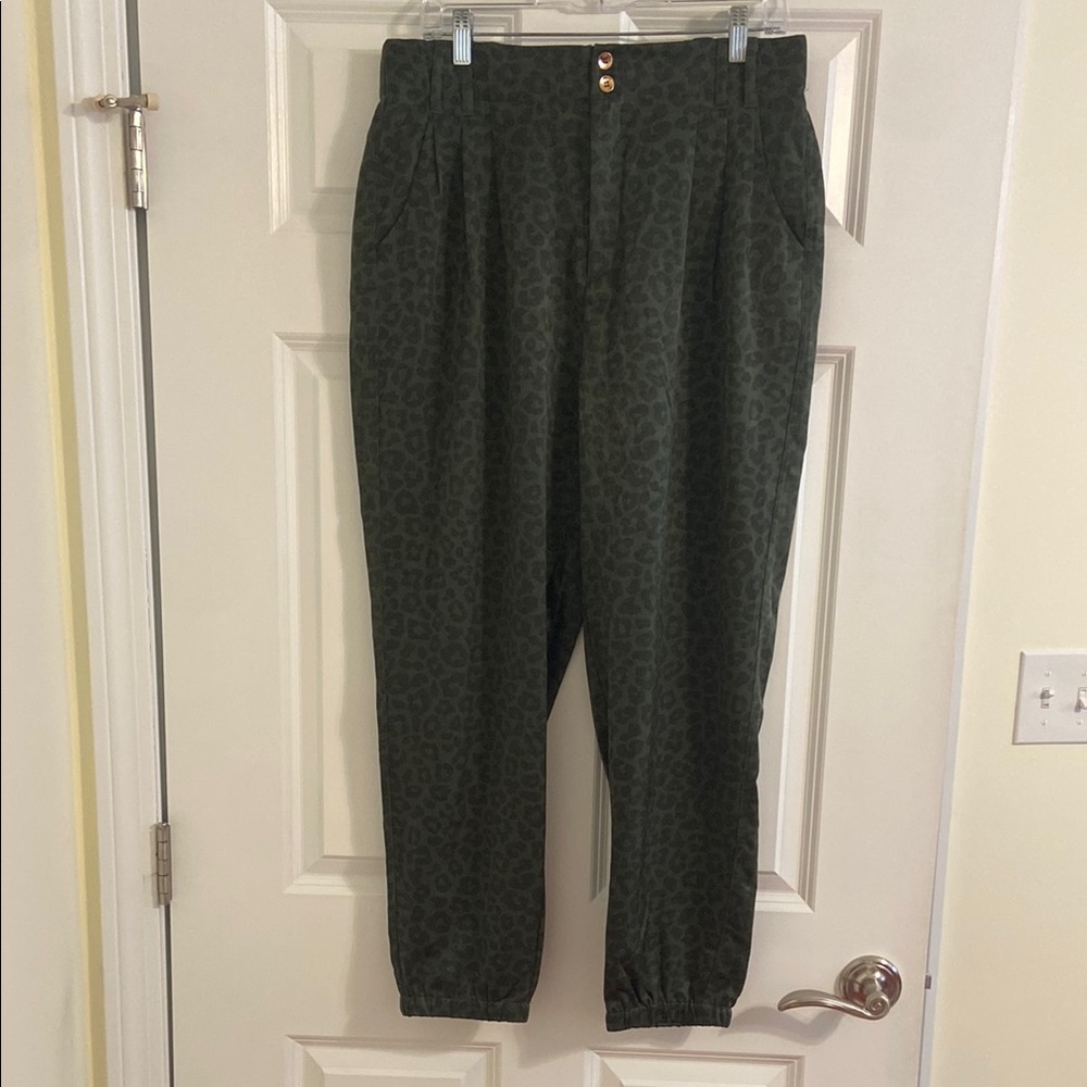 🧡 Women’s ‘Time and Tru’ pleated satin pants